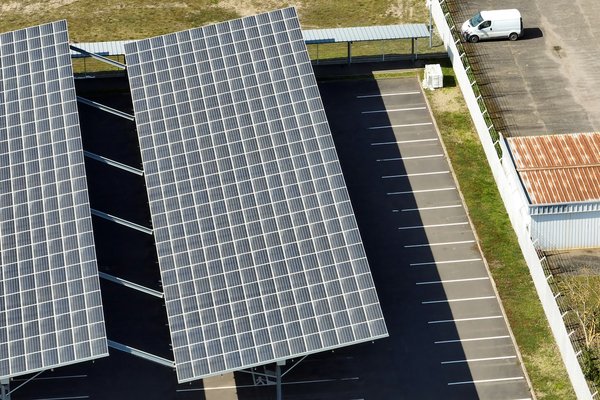 Carport solaire: privilégier les artisans expérimentés pour l'installation
